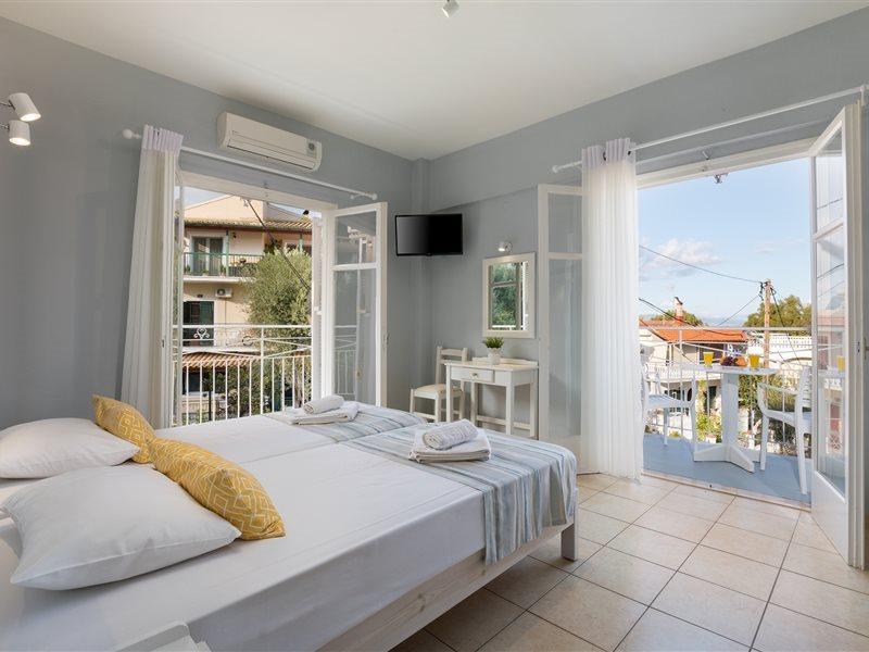 Bella Vista Beach Hotel And Studios Benitses  Exteriör bild